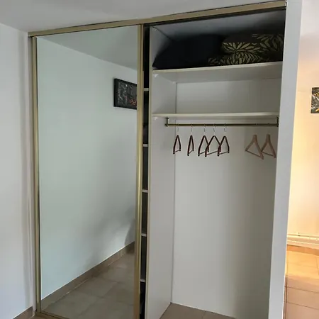 아파트 Climatise Avec Terrasse Ombragee Dans Maison Au Calme Et Dans La Verdure 니스