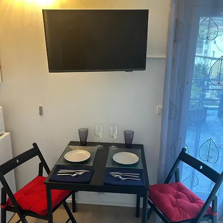 Climatise Avec Terrasse Ombragee Dans Maison Au Calme Et Dans La Verdure *