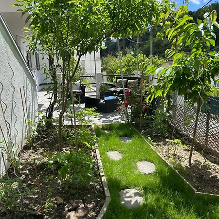 Climatise Avec Terrasse Ombragee Dans Maison Au Calme Et Dans La Verdure